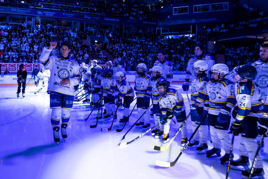 Leksands Jon Knuts hyllas innan  ishockeymatchen i SHL