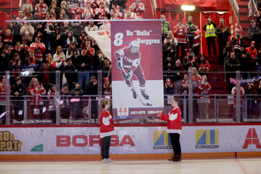 Bo ”Bulla” Bergren får sin tröja hissad