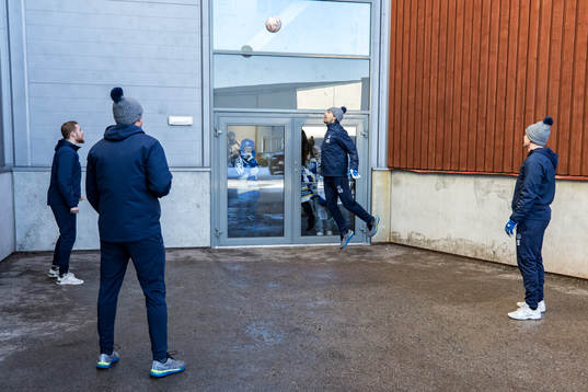 Leksands spelarna värmer upp innan ishockeymatchen i SHL