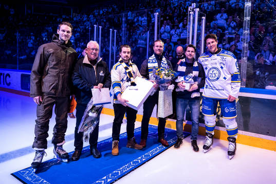 Leksands Jon Knuts hyllas innan  ishockeymatchen i SHL