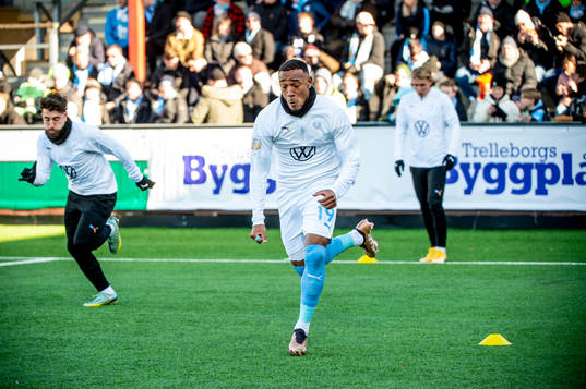 Malmö FFs Derek Cornelius värmer upp innan