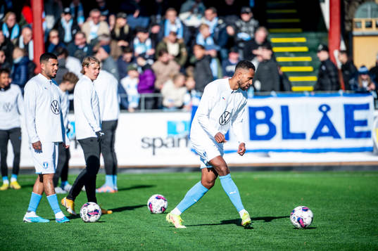 Malmö FFs Isaac Kiese Thelin värmer upp innan