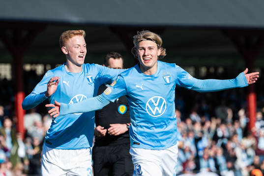 Malmö FFs Hugo Larsson och Sebastian Nanasi jublar