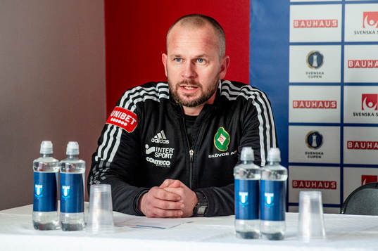 Skövde AIKs tränare Tobias Linderoth på en presskonferens