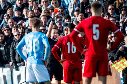 Domare Victor Wolf delar ut ett rött kort till Skövde