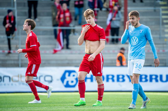 Skövde AIKs Hampus Söderström får rött kort och