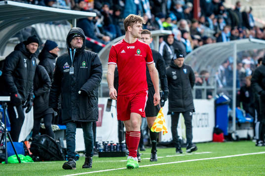 Skövde AIKs Hampus Söderström får rött kort och