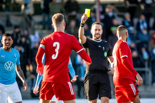 Skövde AIKs Filip Schyberg får gult kort av domare Victor