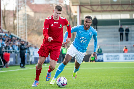 Skövde AIKs Filip Schyberg mot Malmö FFs Isaac Kiese