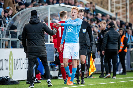 Malmö FFs Hugo Larsson byts ut