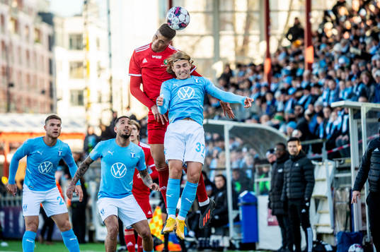 Malmö FFs Sebastian Nanasi mot Skövde AIKs Emil Bellander