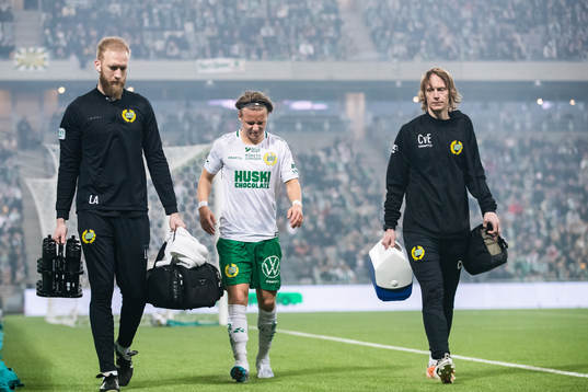 Hammarbys August Mikkelsen lämnar planen skadad