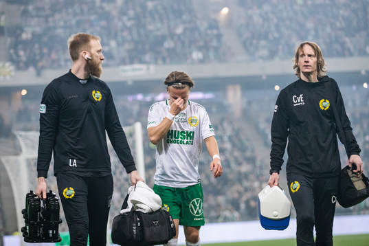 Hammarbys August Mikkelsen lämnar planen skadad