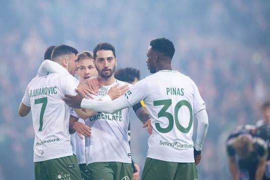 Hammarbys Nahir Besara jublar med Viktor Djukanovic,