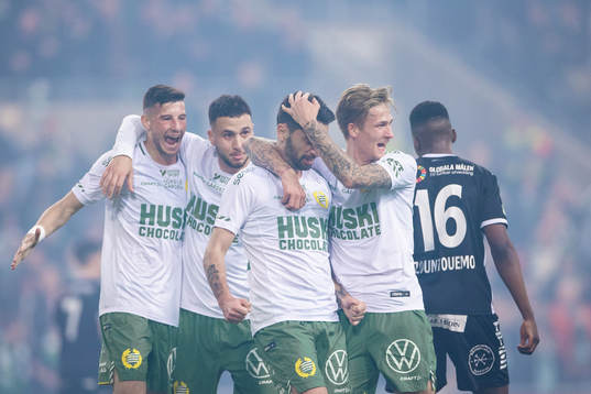 Hammarbys Nahir Besara jublar med Viktor Djukanovic,