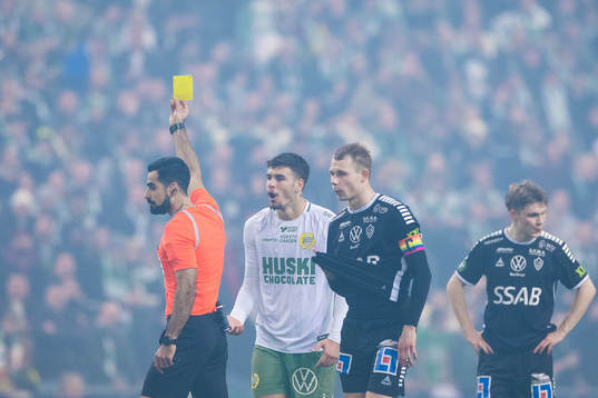 Hammarbys Edvin Kurtulus får ett gult kort av domare