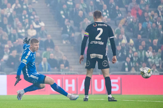 Brages målvakt Viktor Frodig med en räddning