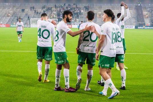 Hammarbys Nahir Besara jublar med Montader Madjed och Jusef