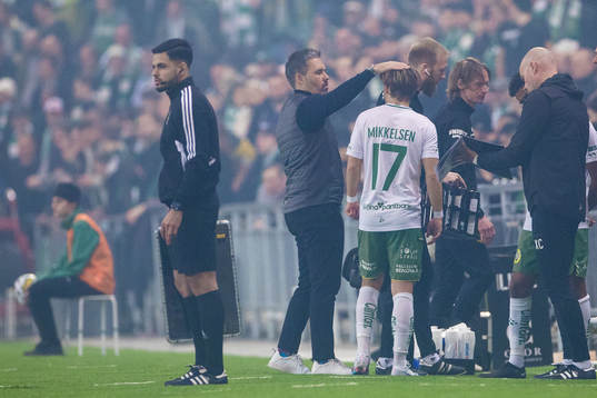 Hammarbys tränare Marti Cifuentes klappar om August