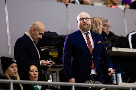 Cmores kommentator Peter Backe