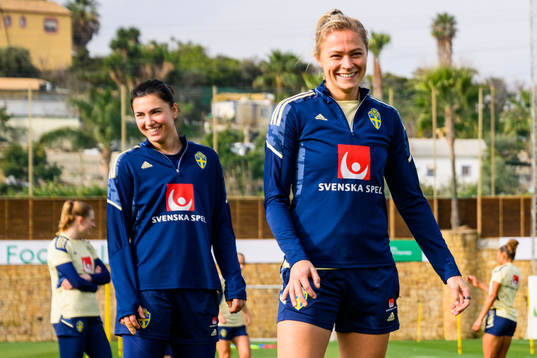 Goalkeeper Zecira Musovic and Fridolina Rolfö