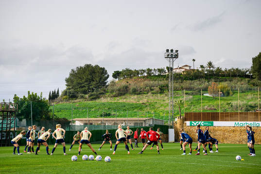 Bläddra bland fler bilder av Football, Sweden, Training 
