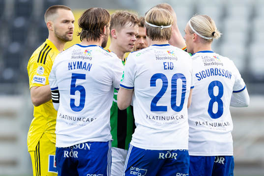 GAIS  Viktor Alexandersson omringad av irriterade