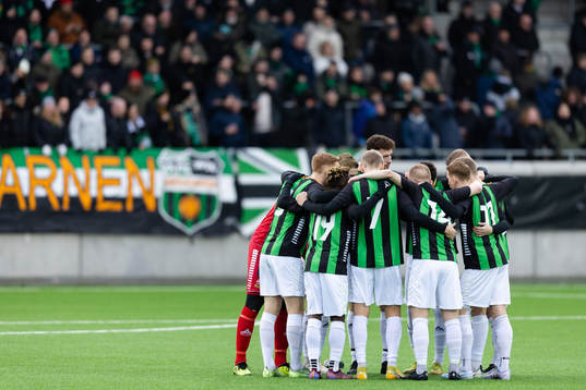 GAIS spelare samlade innan fotbollsmatchen i Svenska Cupen