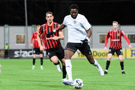 Brommapojkarnas Nikola Vasic och Örebros Nasiru Moro