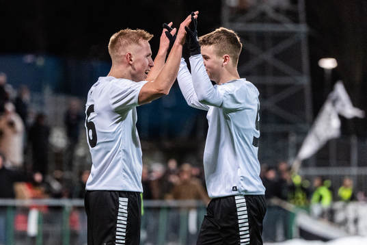 Örebros David Seger och Samuel Dahl jublar