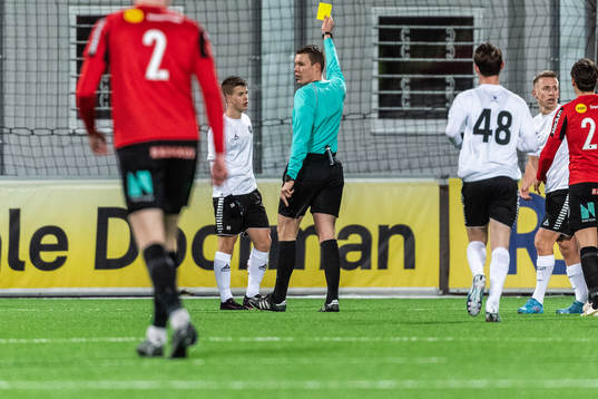 Örebros Samuel Dahl får gult kort