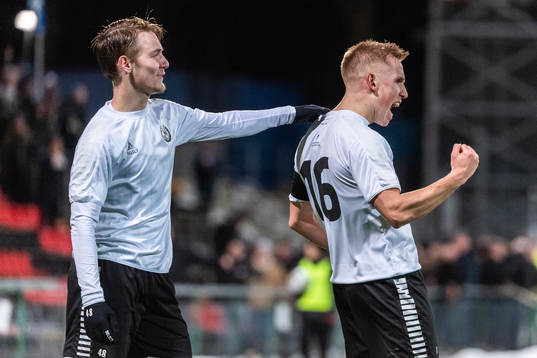 Örebros Noel Milleskog och David Seger jublar
