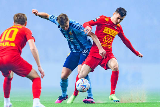 Djurgårdens Rasmus Schuller och Landskronas Robin Dzabic