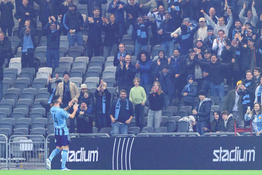 Djurgårdens Besard Sabovic jublar med publiken