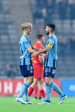 Djurgårdens Lucas Bergvall och Besard Sabovic jublar