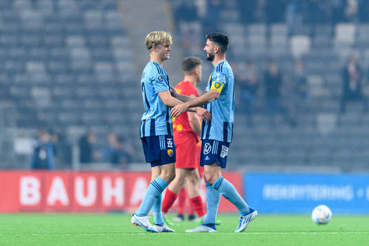 Djurgårdens Lucas Bergvall och Besard Sabovic jublar