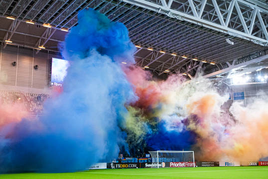 Djurgårdens supportrar med tifo innan fotbollsmatchen i