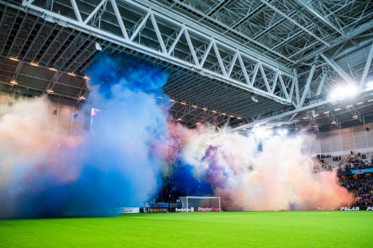 Djurgårdens supportrar med tifo innan fotbollsmatchen i