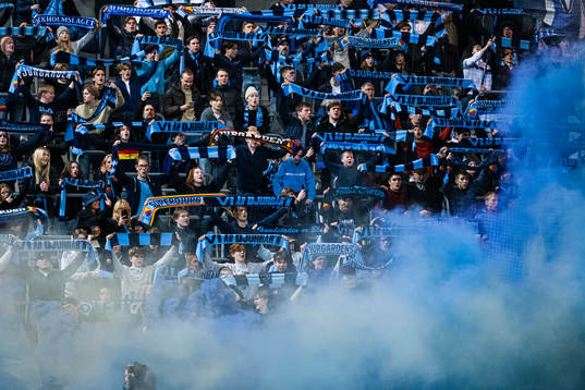 Djurgårdens supportrar med tifo innan fotbollsmatchen i