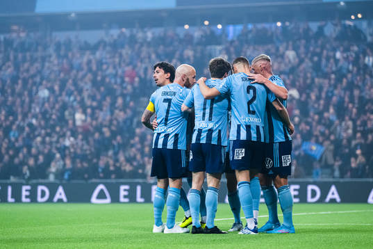 Djurgårdens Gustav Wikheim jublar med lagkamrater