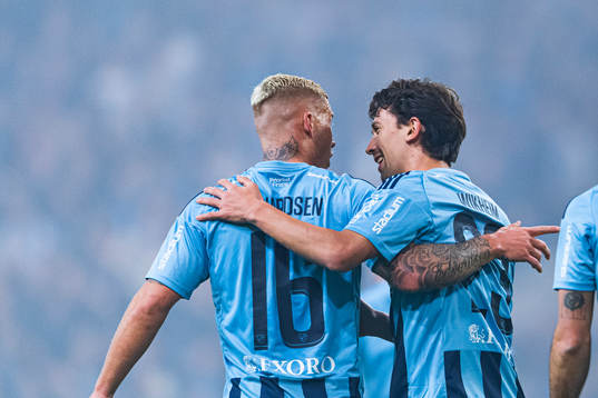 Djurgårdens Gustav Wikheim jublar med Victor Edvardsen