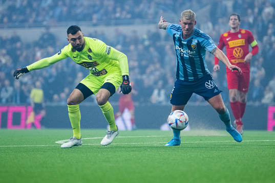 Djurgårdens Victor Edvardsen och Landskronas målvakt Amr