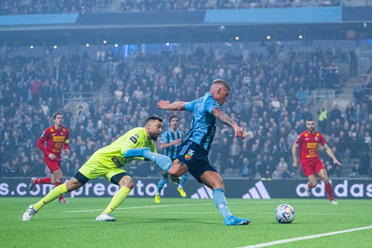 Djurgårdens Victor Edvardsen och Landskronas målvakt Amr