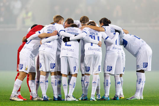 IFK Göteborgs spelare samlas innan fotbollsmatchen i