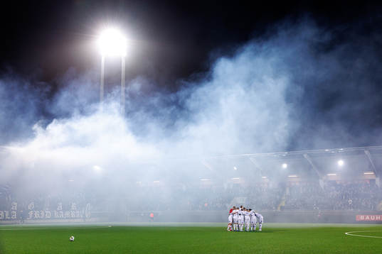 IFK Göteborgs spelare samlas innan fotbollsmatchen i