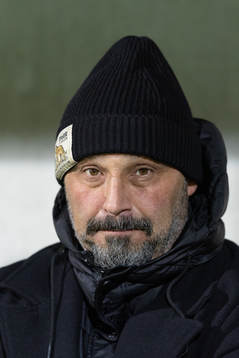 Utsiktens manager Bosko Orovic innan fotbollsmatchen i