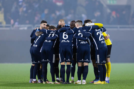 Utsiktens spelare samlade innan fotbollsmatchen i Svenska