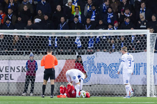 IFK Göteborgs målvakt Pontus Dahlberg ligger ned