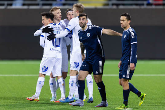 IFK Göteborgs Hussein Carneil jublar med lagkamrater