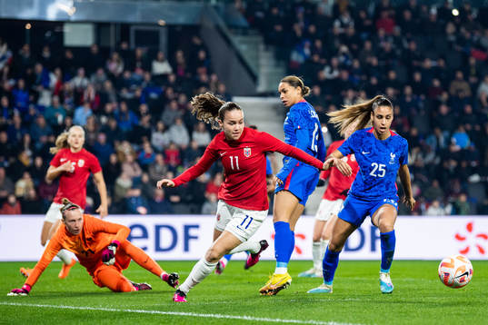 Guro Reiten of Norway and Maelle Lakrar of France